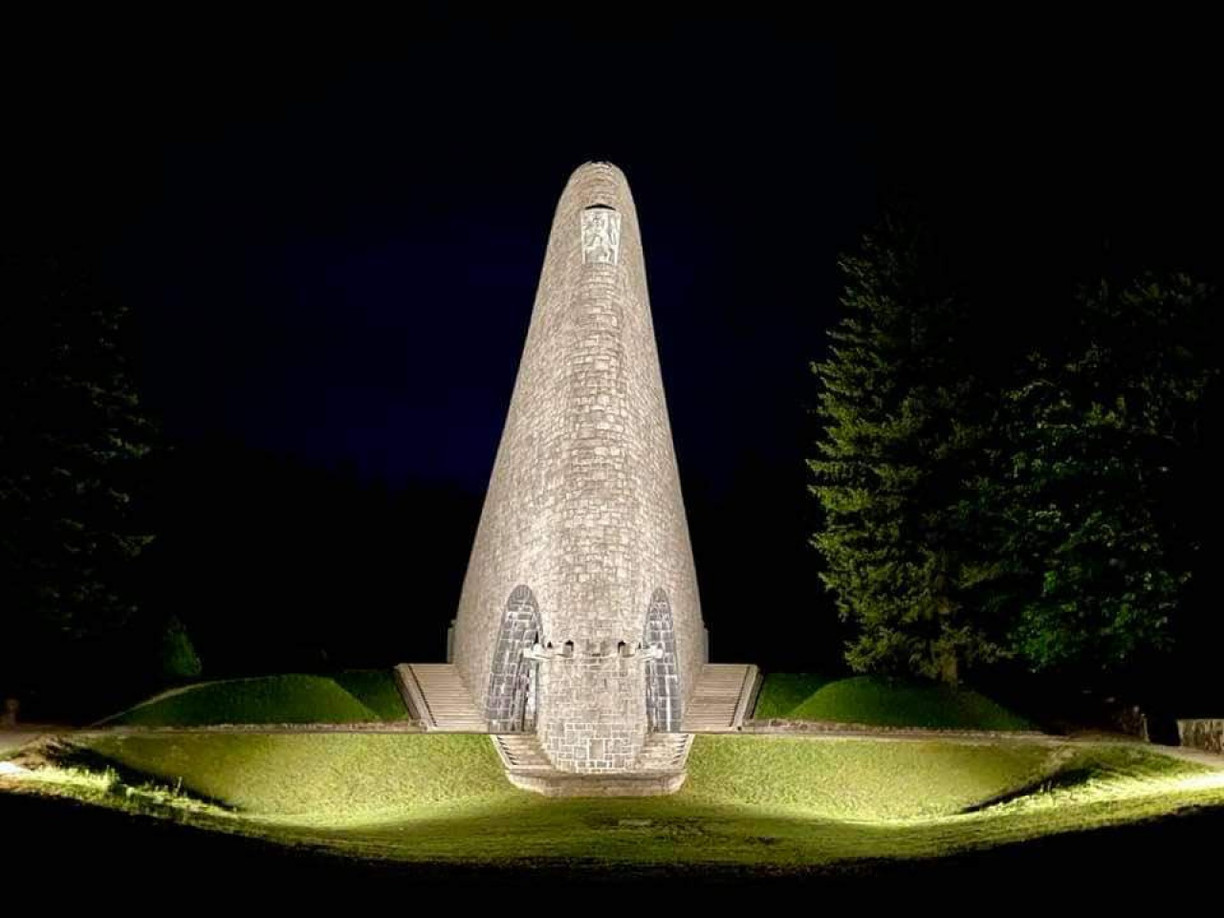 Pamätník čs. armádneho zboru s vojnovým cintorínom na Dukle. Zdroj – Vojenský historický ústav