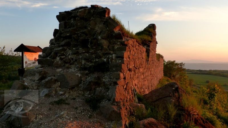 Hrad Šebeš podvečer_ Marta Nandražiová, fotosúťaž Choď a foť 2017