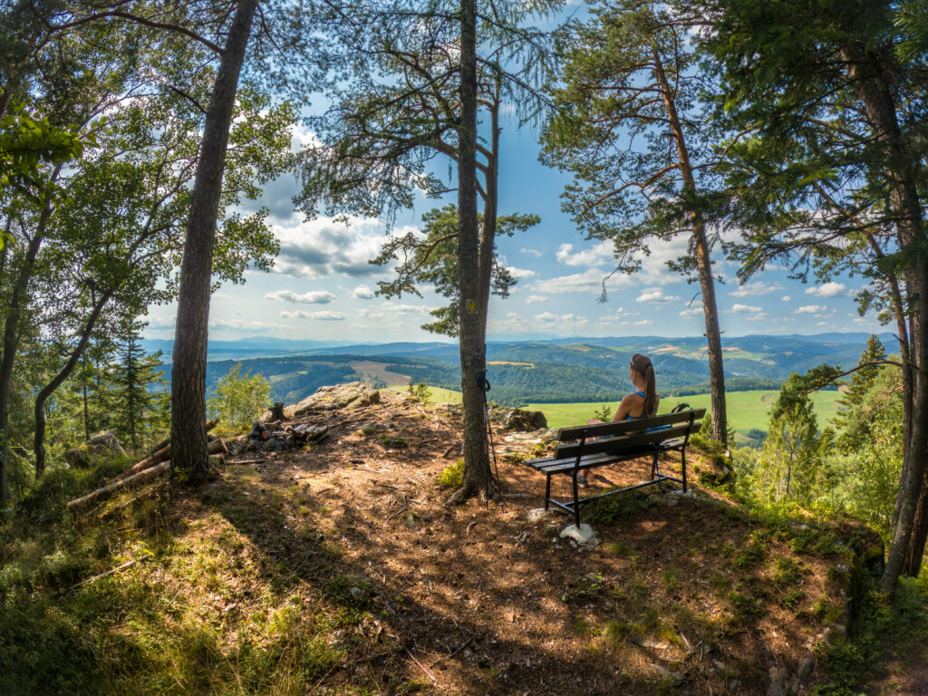 Zelena skala_Filip Lehotsky_leto_turista_vyhlad_stromy_lavicka