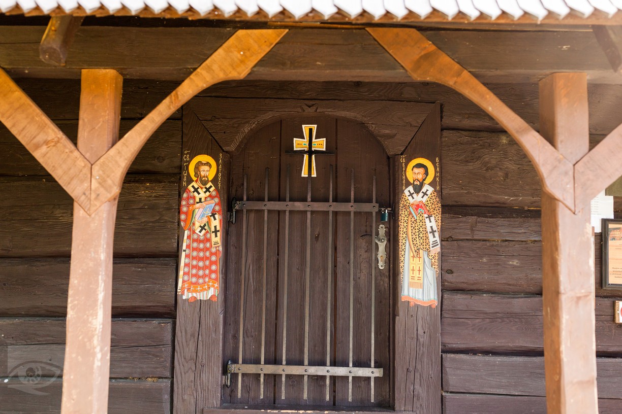 Vstup do drevenécho chrámu v Topoli