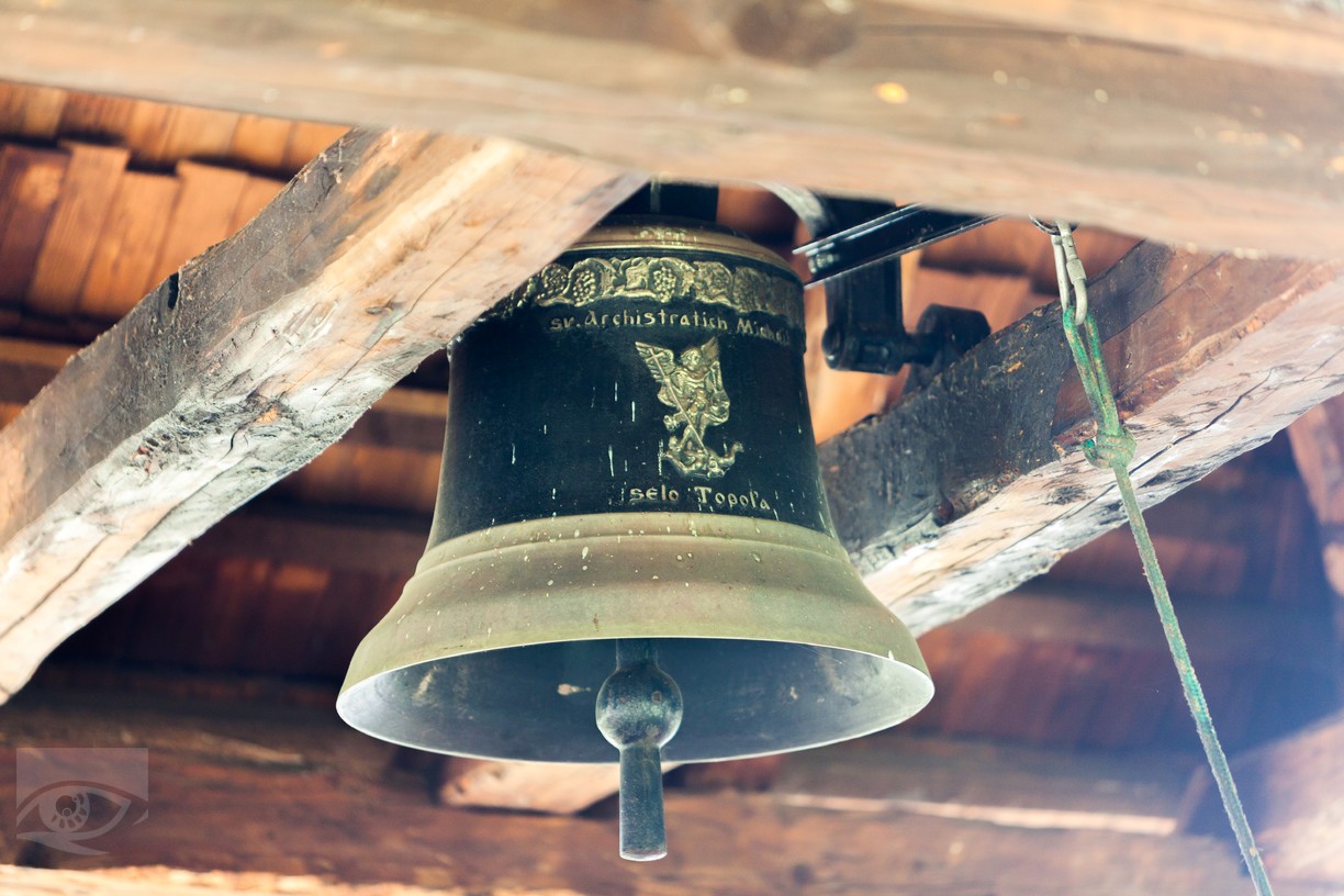 Zvonec v drevenom chráme v obci Topoľa 