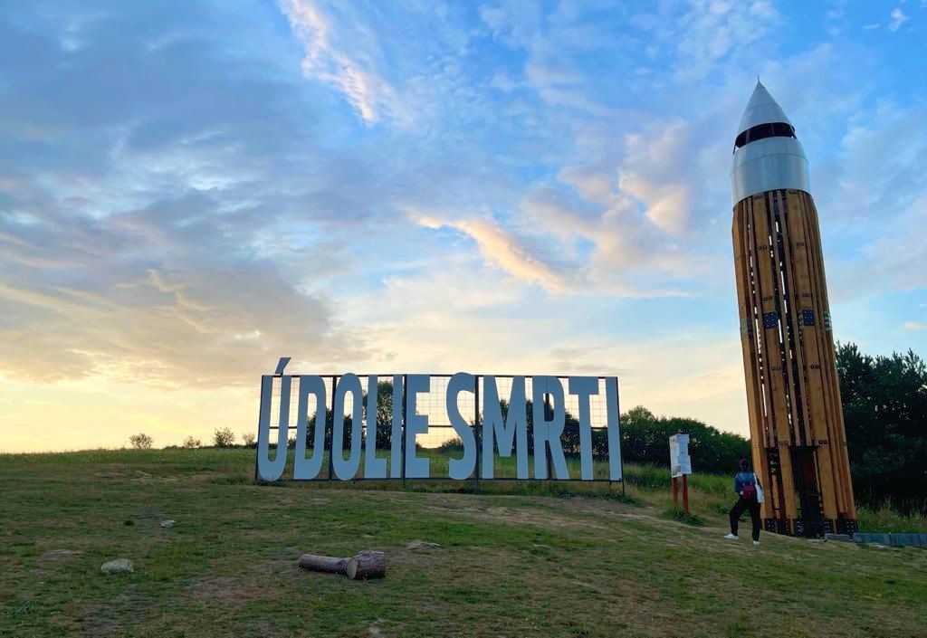 Rozhľadňa Náboj a nápis Údolie smrti