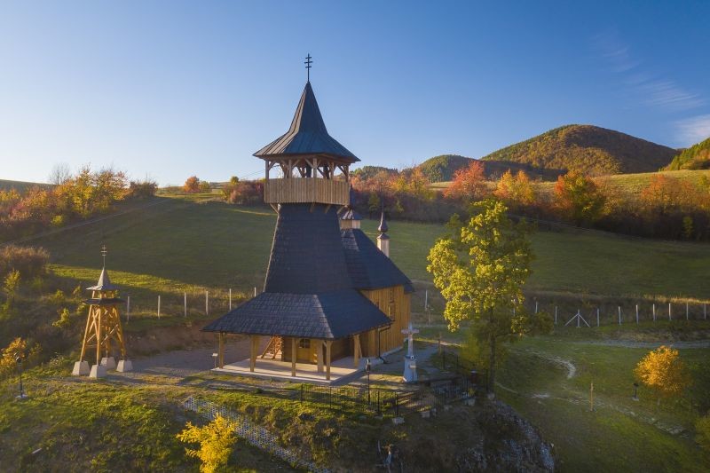 Drevený chrám s vyhliadkovou vežou