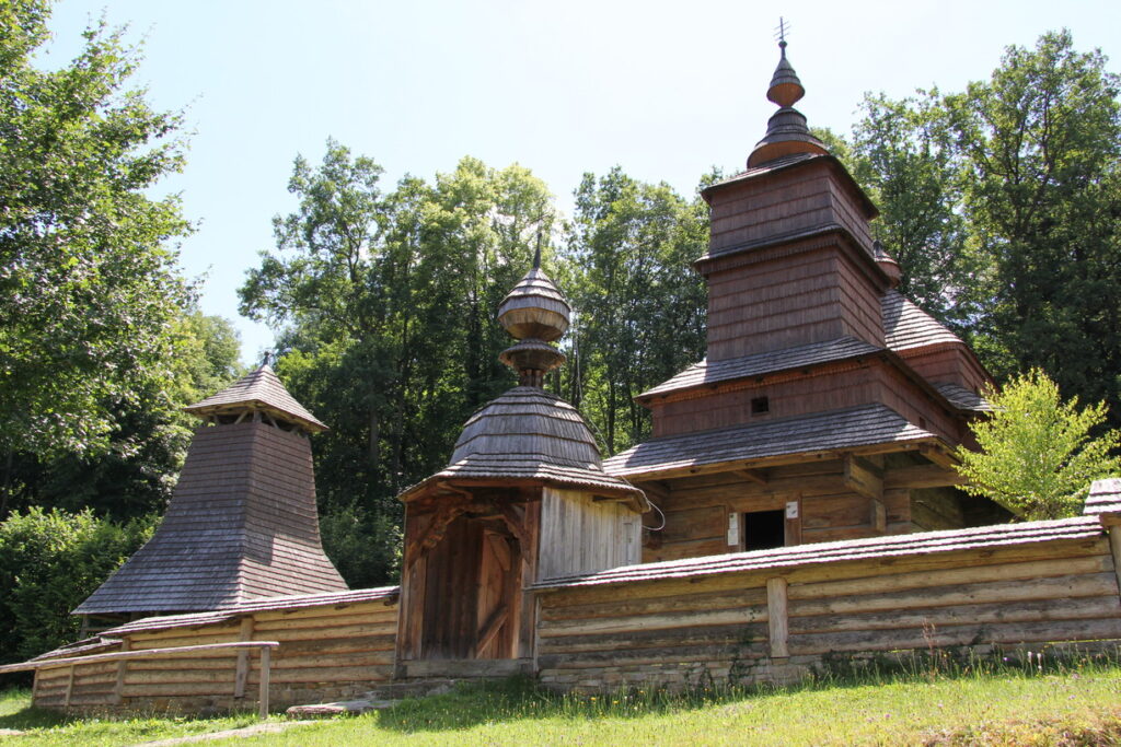 Drevený chrám, Zboj