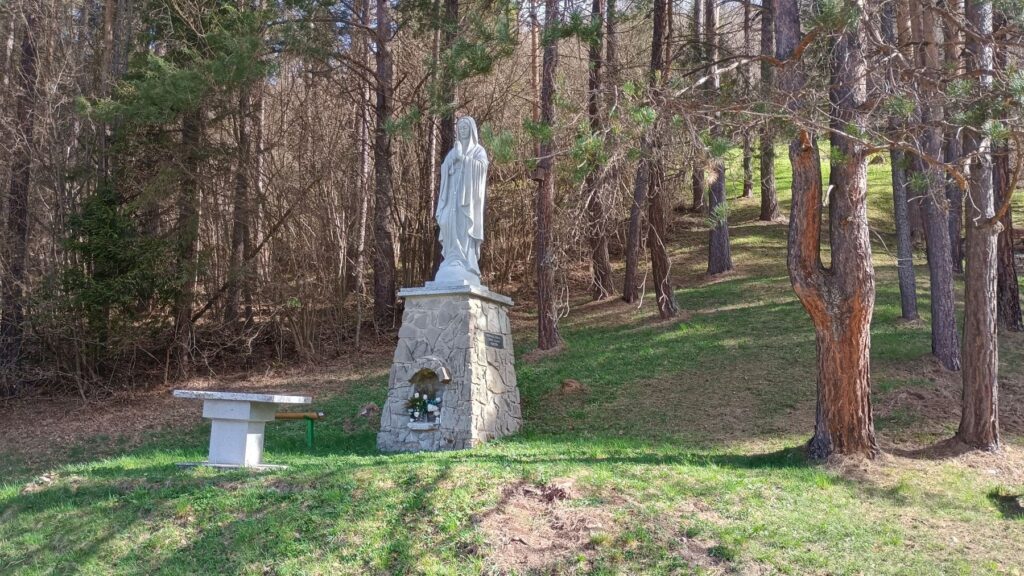 Sochu Panny Márie s malou jaskyňou