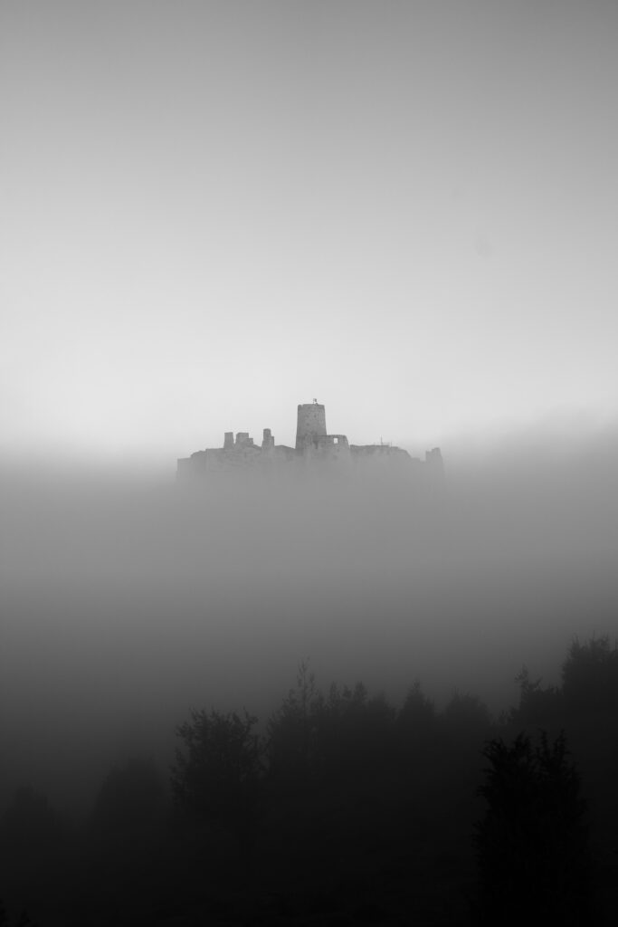 1. Jakub Klohna - Duch minulosti (Spišský hrad), Black & white